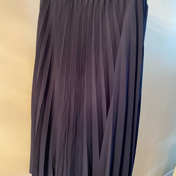 Pleated dark blue skirt - Picture 4 of 6